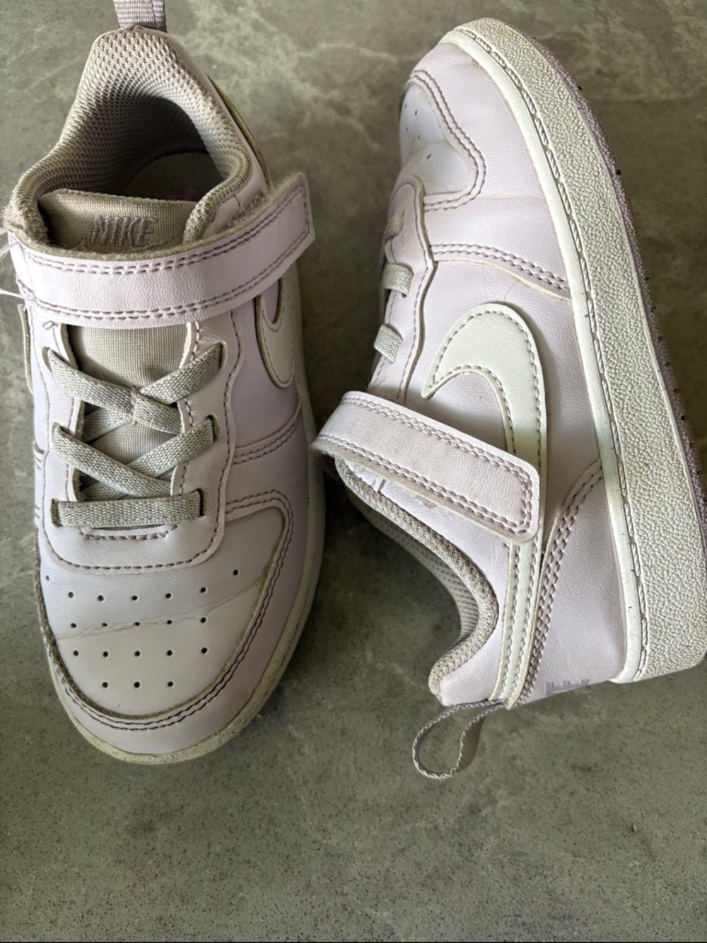 Kids Nike, light lavender Athletic Sneakers with velcro Strap; size 10c